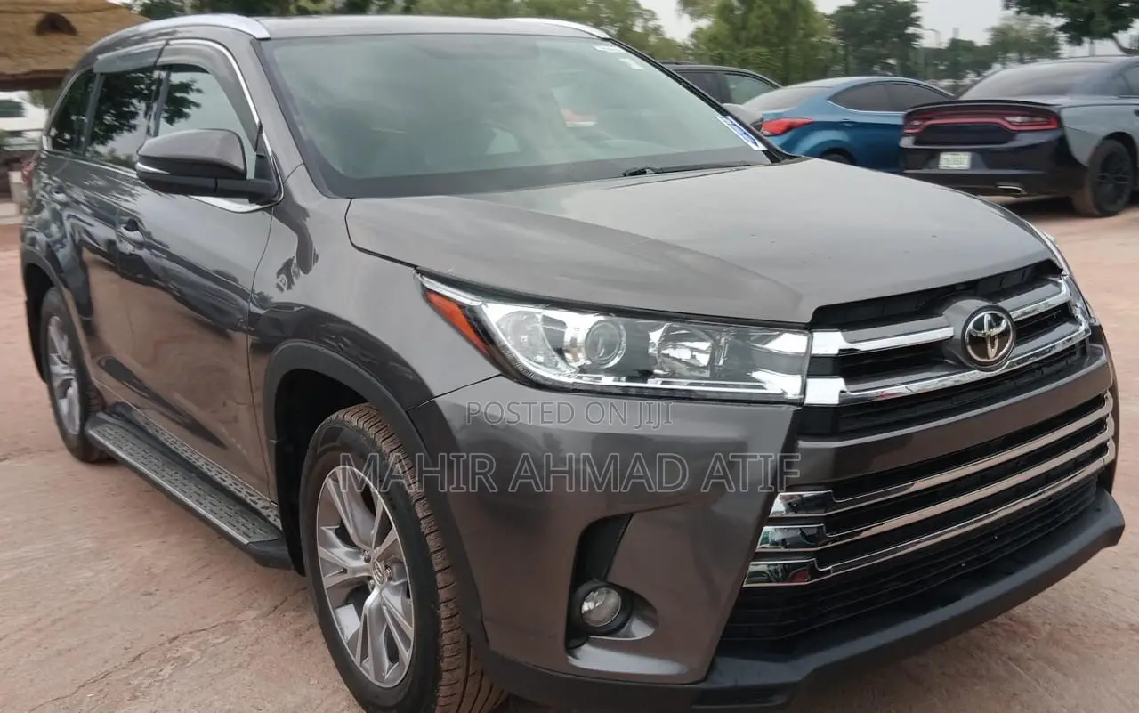 Toyota Highlander XLE 4x4 V6 (3.5L 6cyl 8A) 2018 Gray