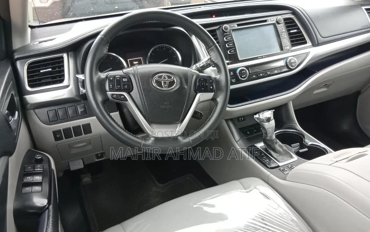 Toyota Highlander XLE 4x4 V6 (3.5L 6cyl 8A) 2018 Gray