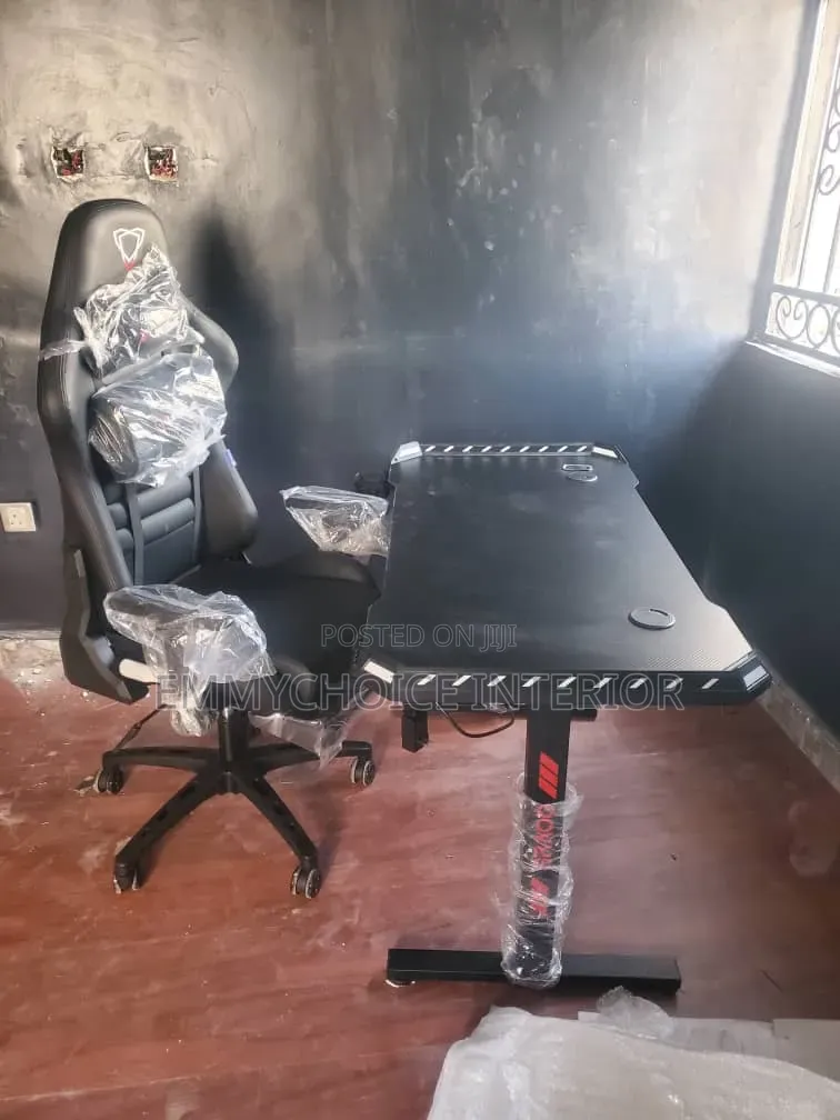 Luxury Modern Gaming Table and Chair