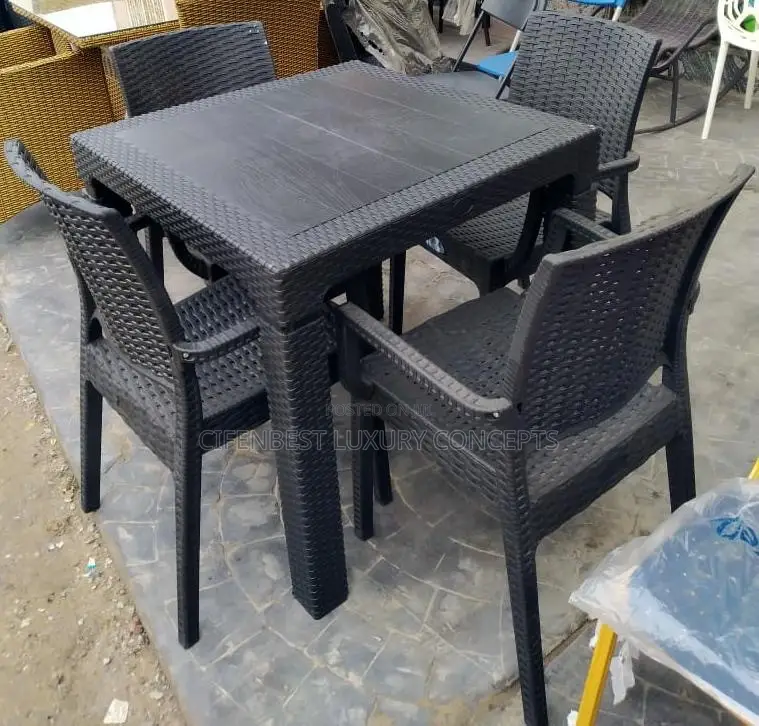 Outdoor Discovery Rattan Table and 4 Big Chairs