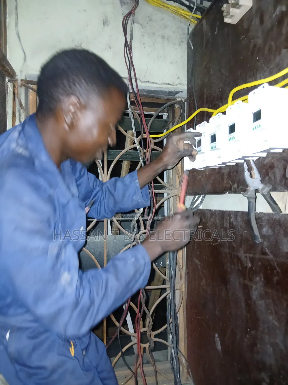 Professional ELECTRICIAN
