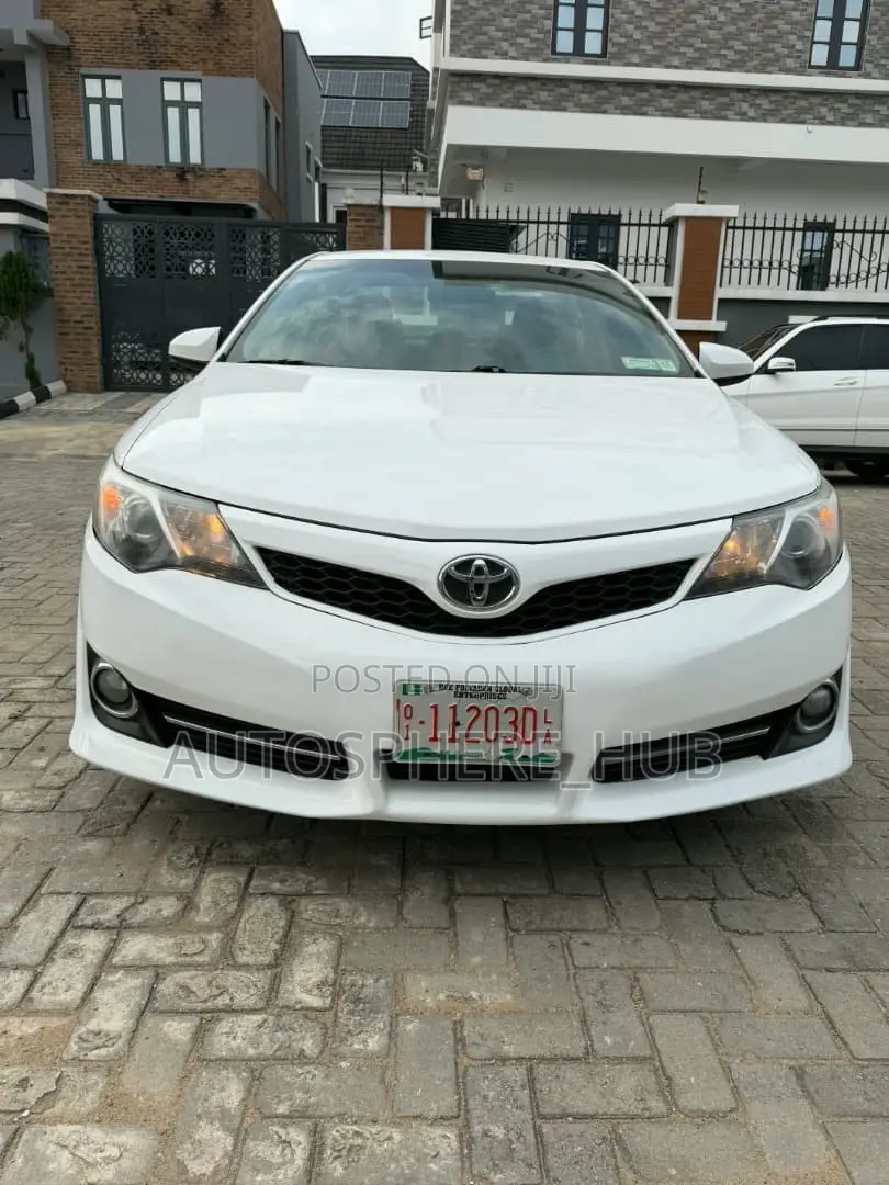Toyota Camry SE 4dr Sedan (2.5L 4cyl 6A) 2014 White