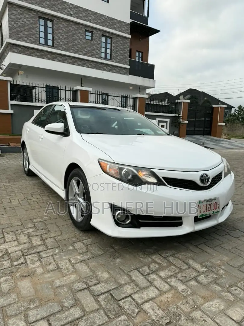 Toyota Camry SE 4dr Sedan (2.5L 4cyl 6A) 2014 White