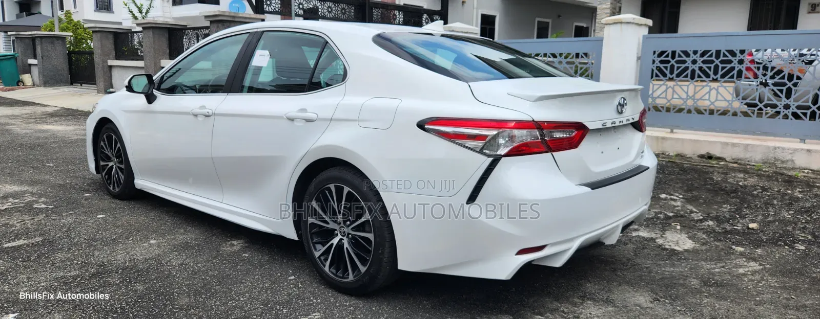 Toyota Camry SE FWD 2020 White