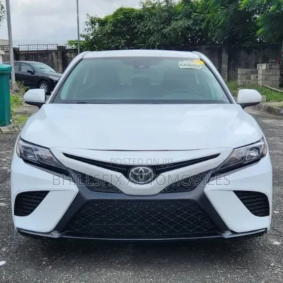 Toyota Camry SE FWD 2020 White