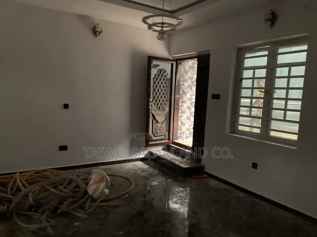 2bdrm Block of Flats in Lagelu for rent