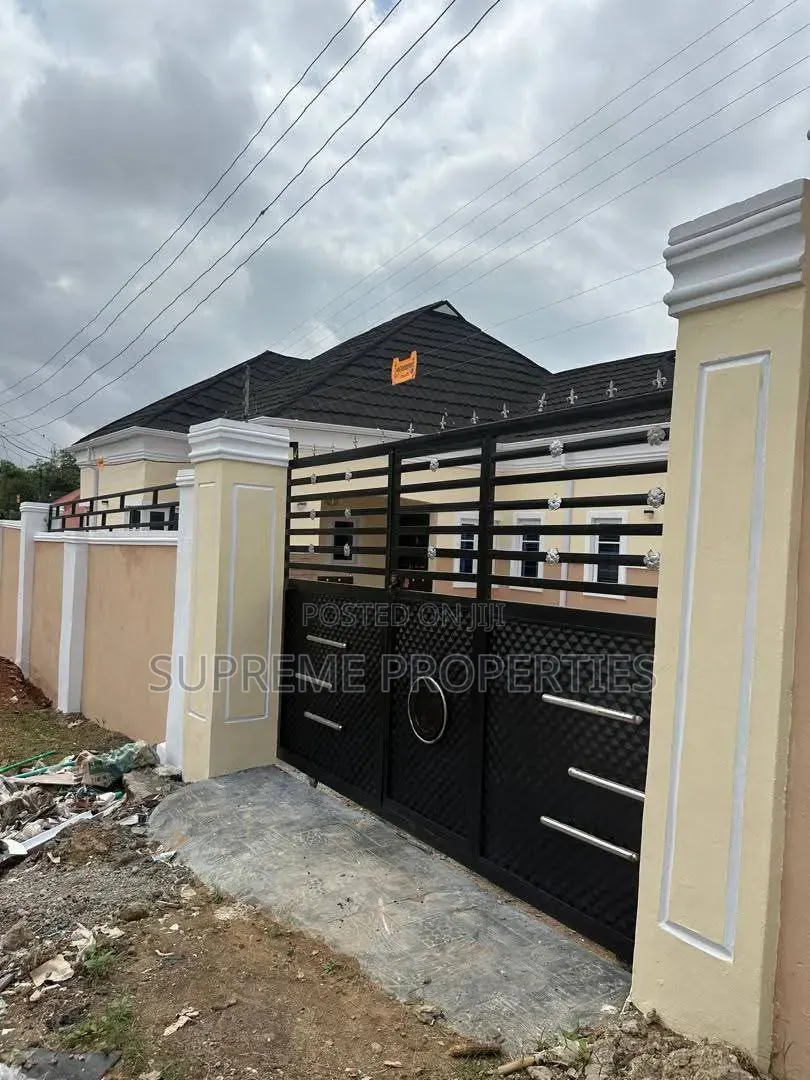 3bdrm Bungalow in Elebu Akala Express, Ibadan for sale