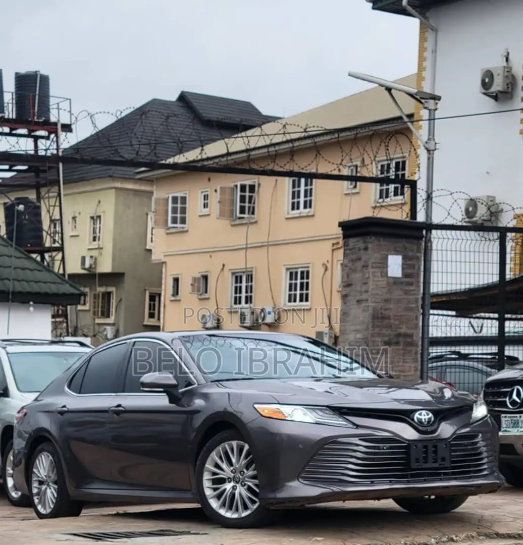 Toyota Camry XLE V6 FWD (3.5L 6cyl 8AM) 2018 Gray