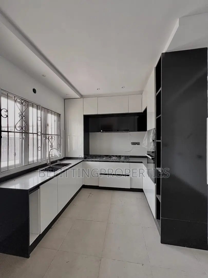 5bdrm Maisonette in Victoria Island for sale