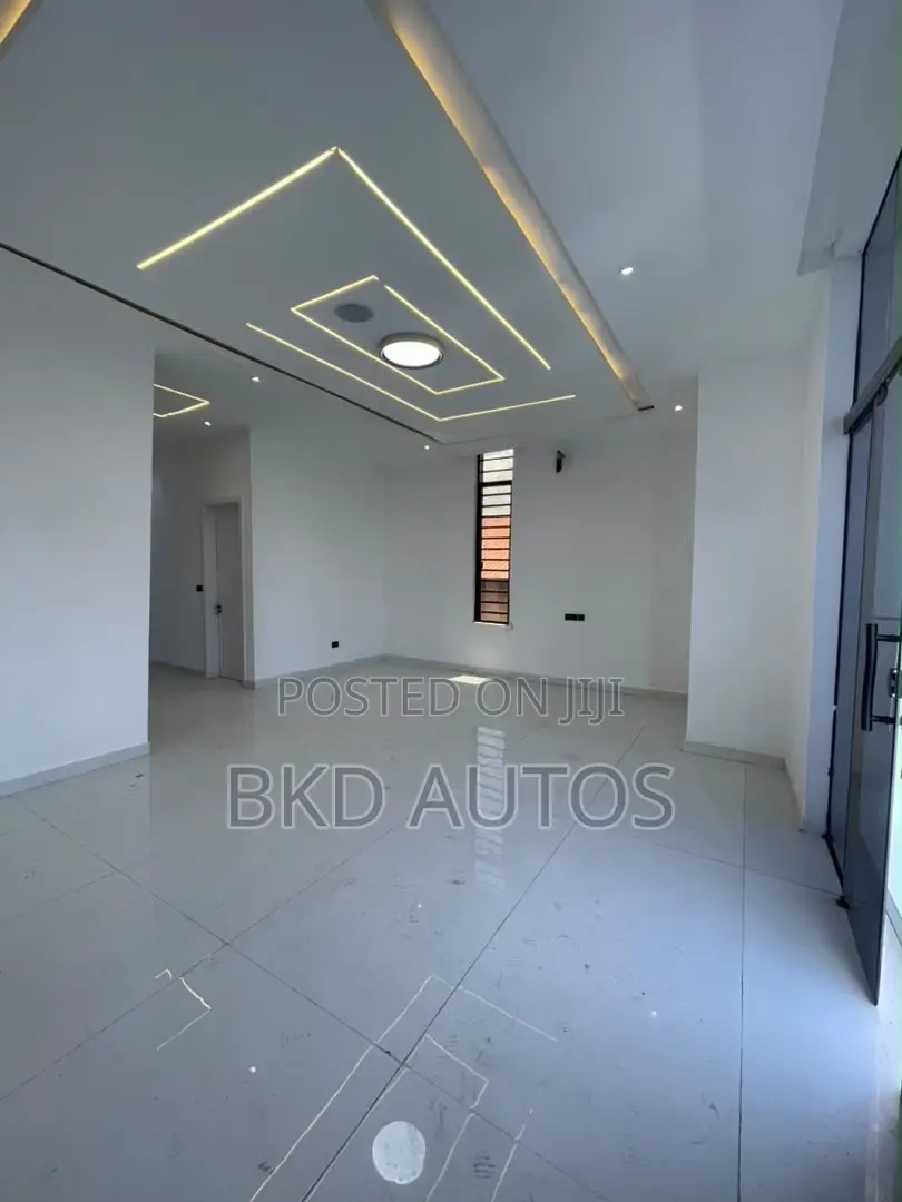 5bdrm Duplex in Ikota for sale