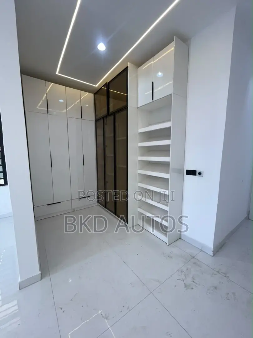 5bdrm Duplex in Ikota for sale
