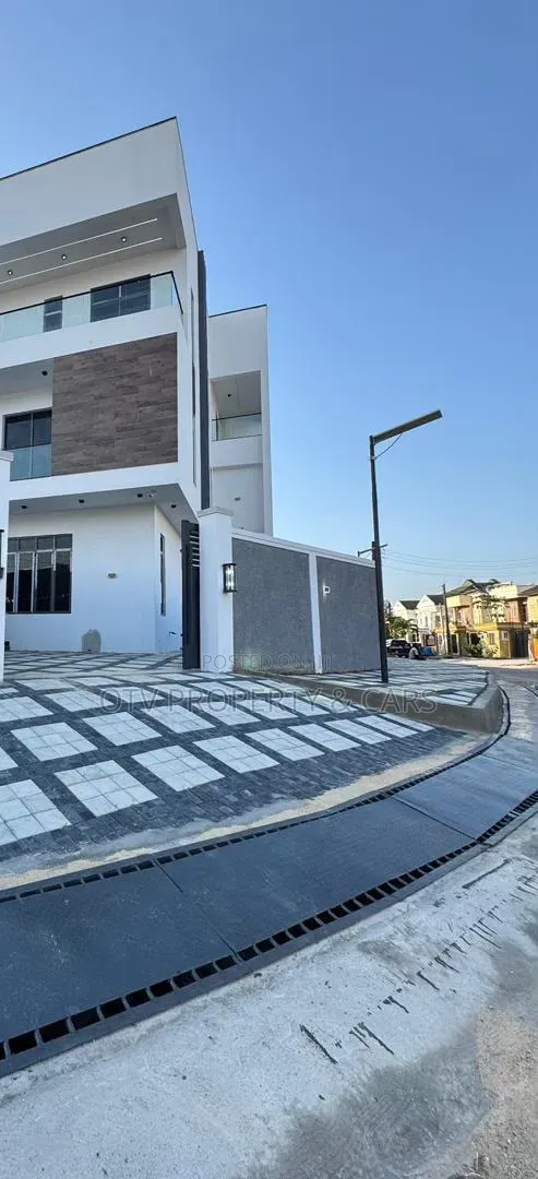 5bdrm Duplex in Lekki Phase 1 for sale