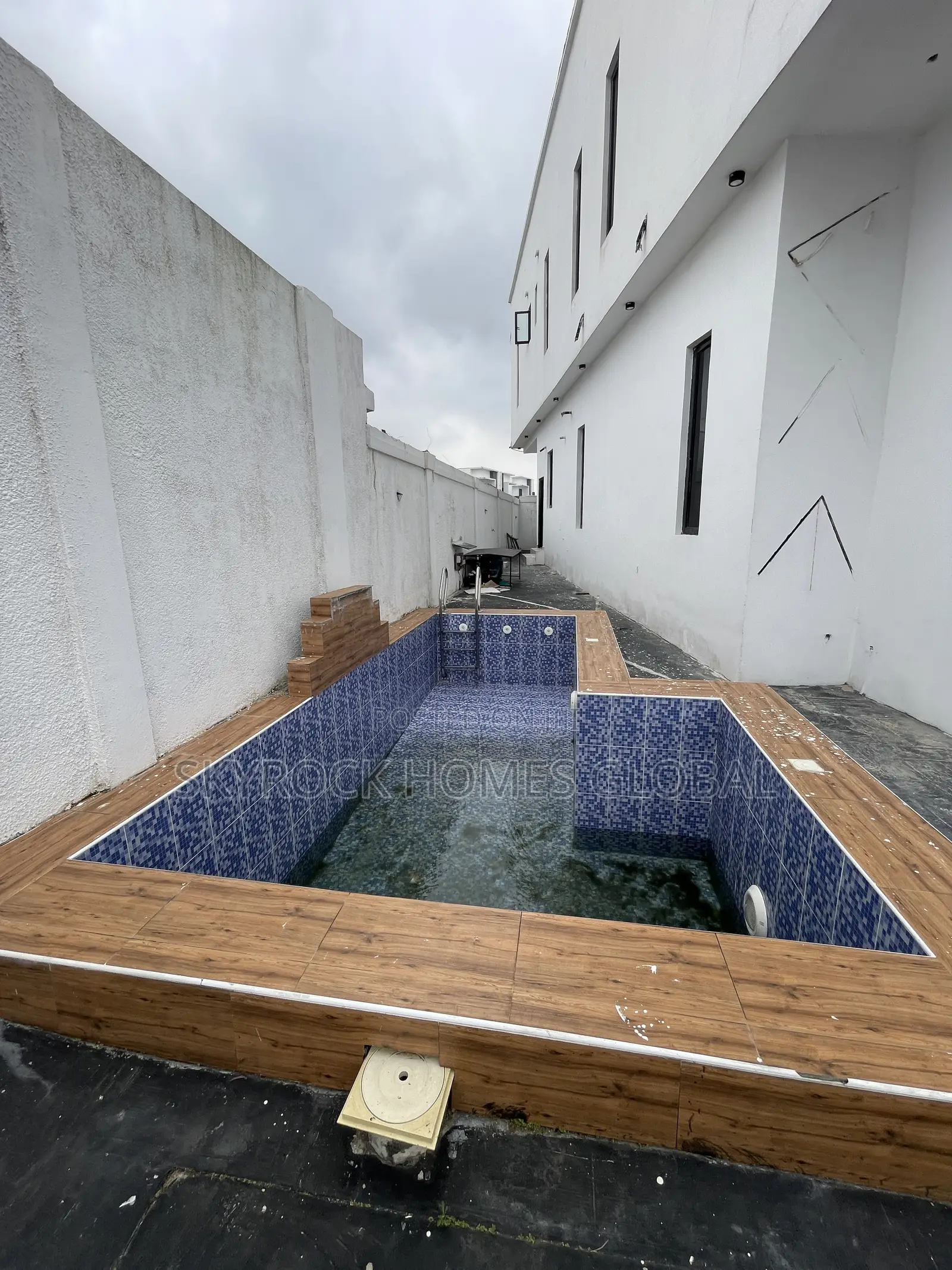 5bdrm Duplex in Lekki Phase 2 for rent