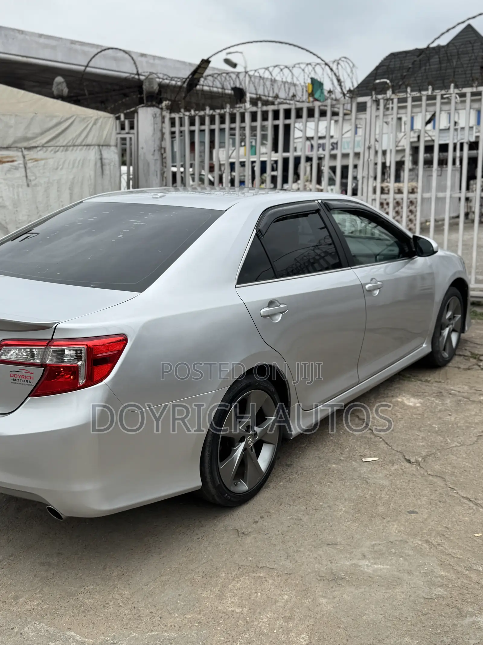 Toyota Camry SE V6 4dr Sedan (3.5L 6cyl 6A) 2012 Silver