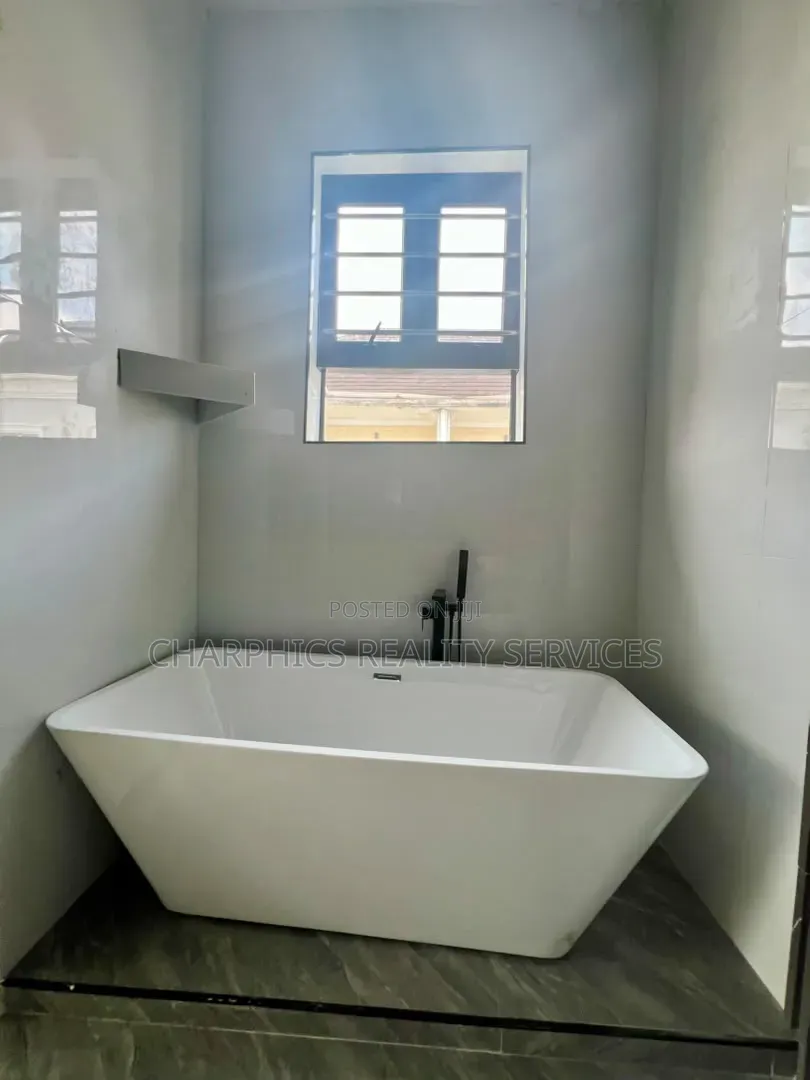 5bdrm Duplex in Off Lekki-Epe Expressway for sale