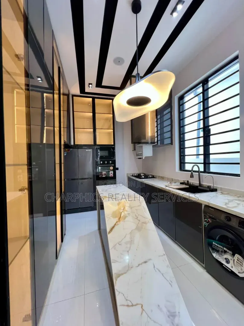 5bdrm Duplex in Ikota for sale