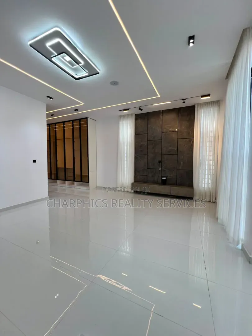 5bdrm Duplex in Ikota for sale