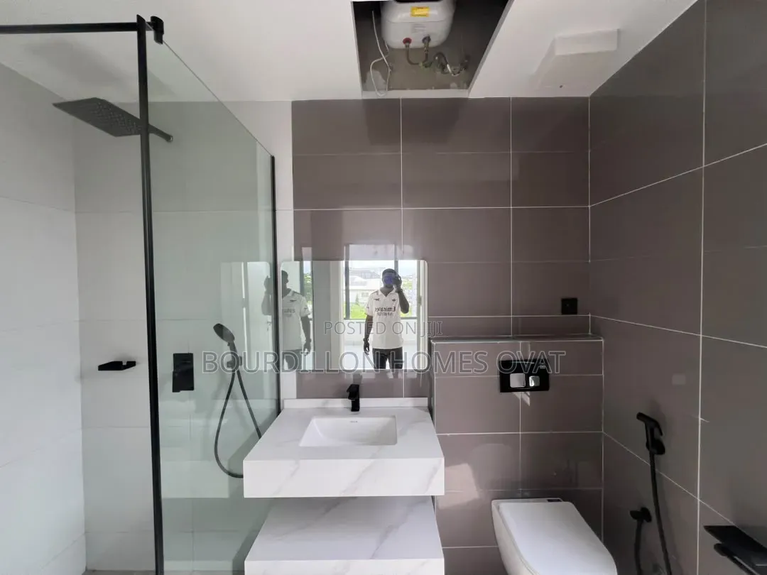 2bdrm Maisonette in Lekki Phase 1 Lagos for sale