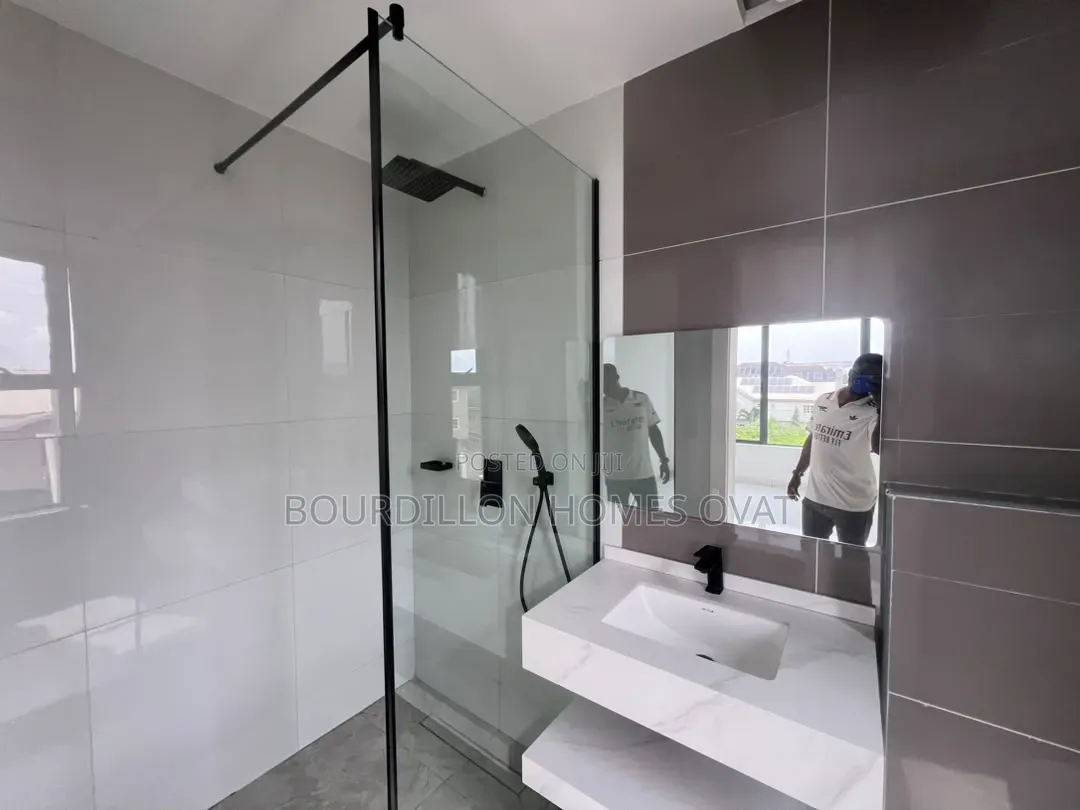 2bdrm Maisonette in Lekki Phase 1 Lagos for sale