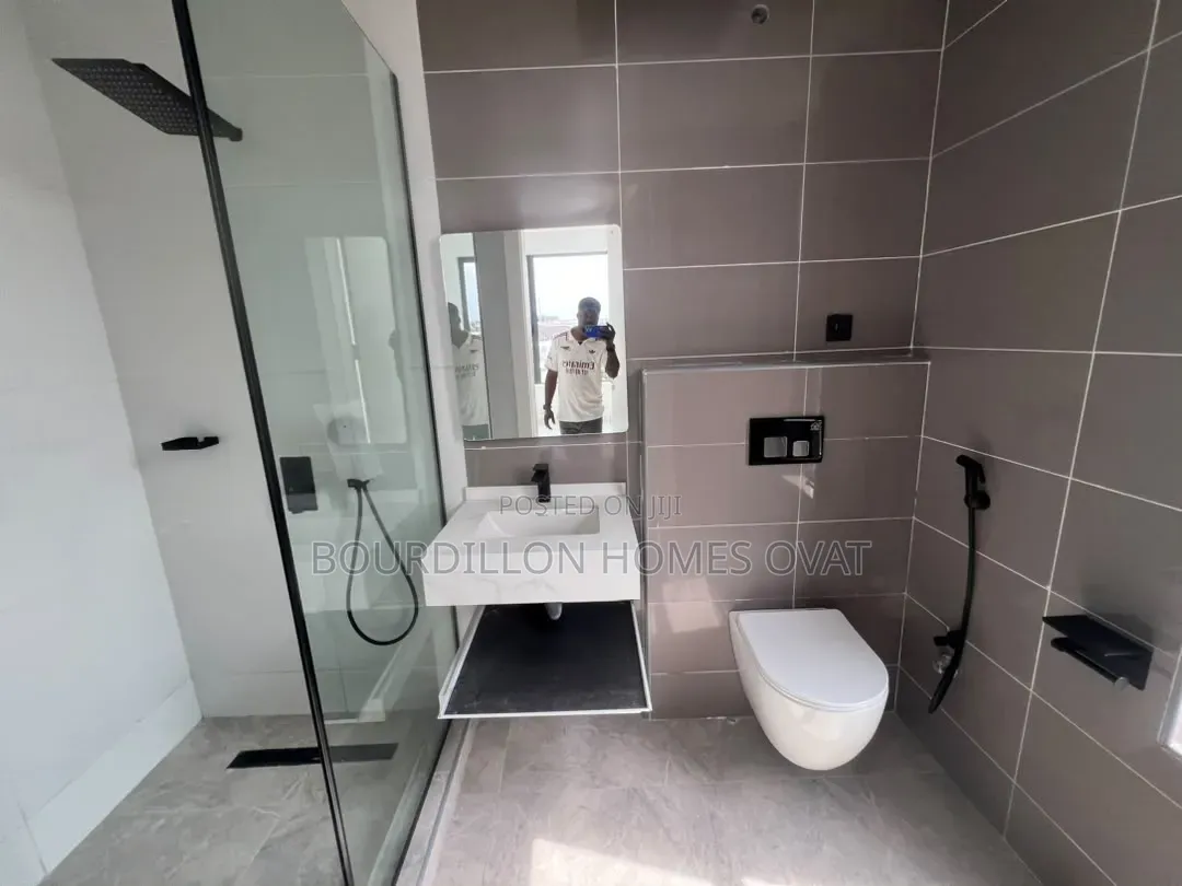 4bdrm Apartment in Lekki Phase 1 for sale