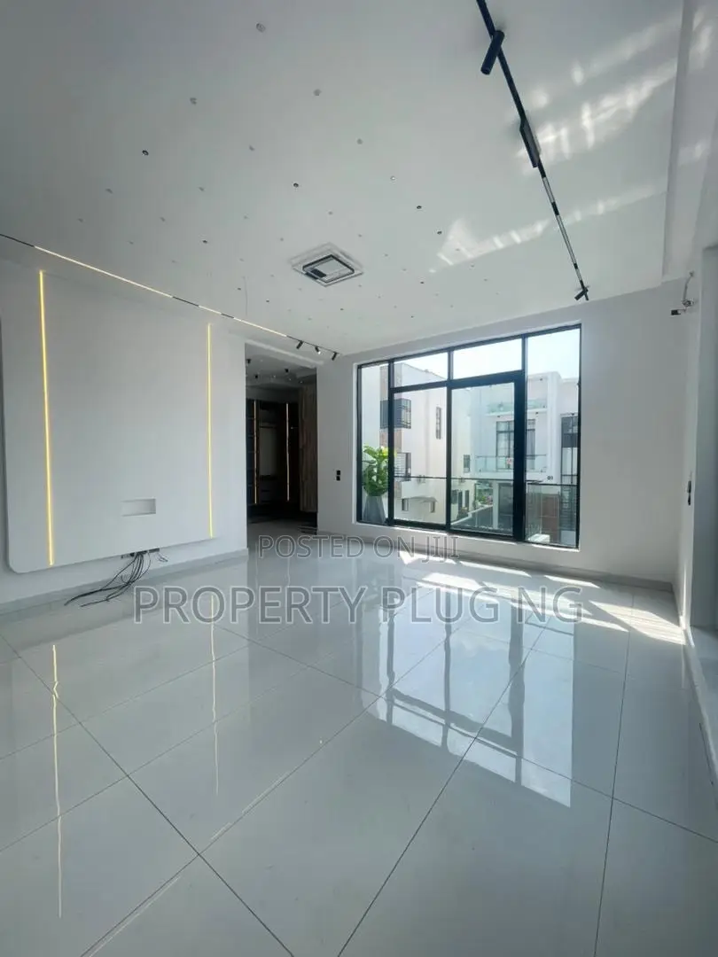 5bdrm Duplex in Chevron Drive for sale