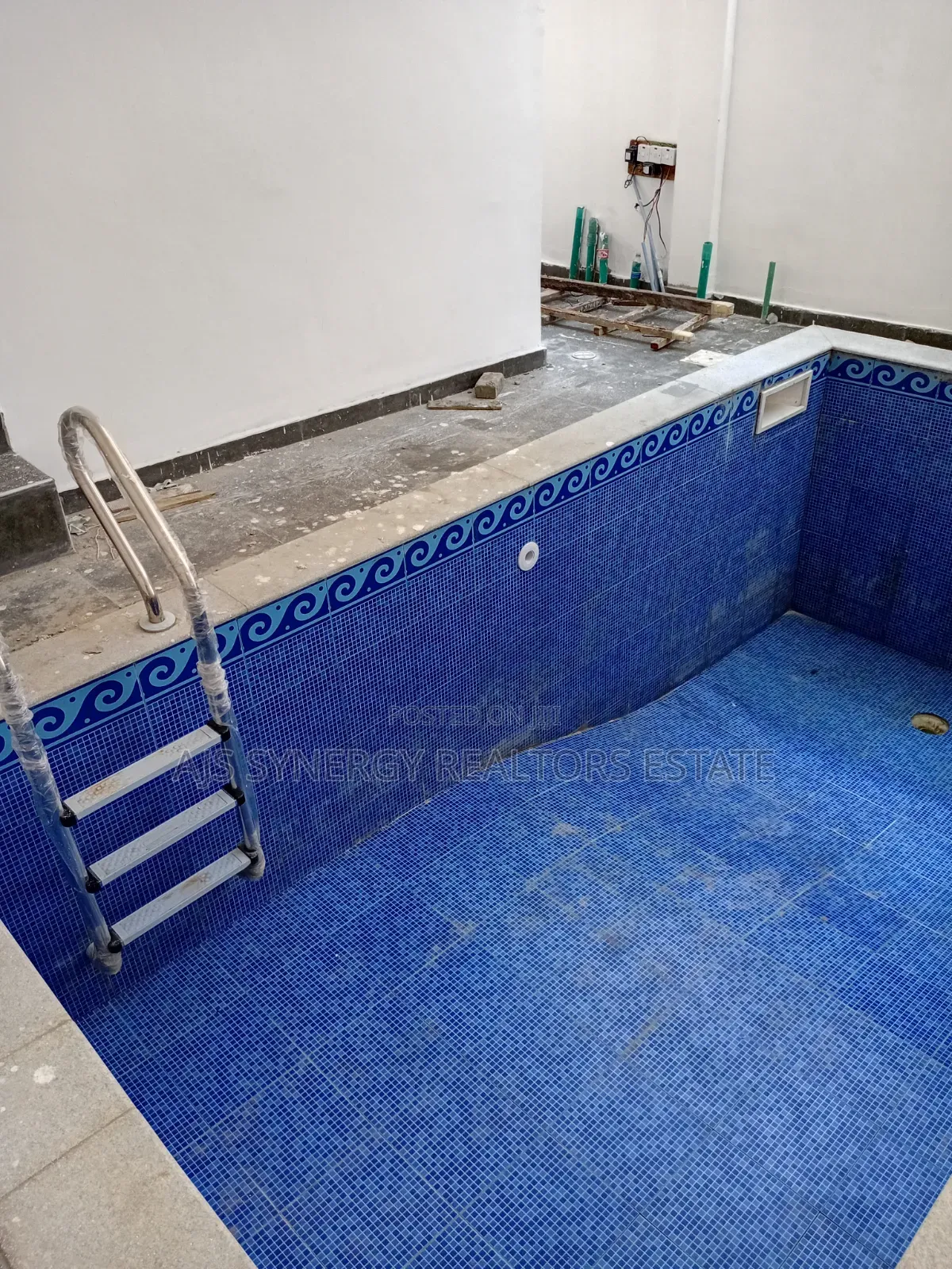 5bdrm Duplex in Chevron for sale