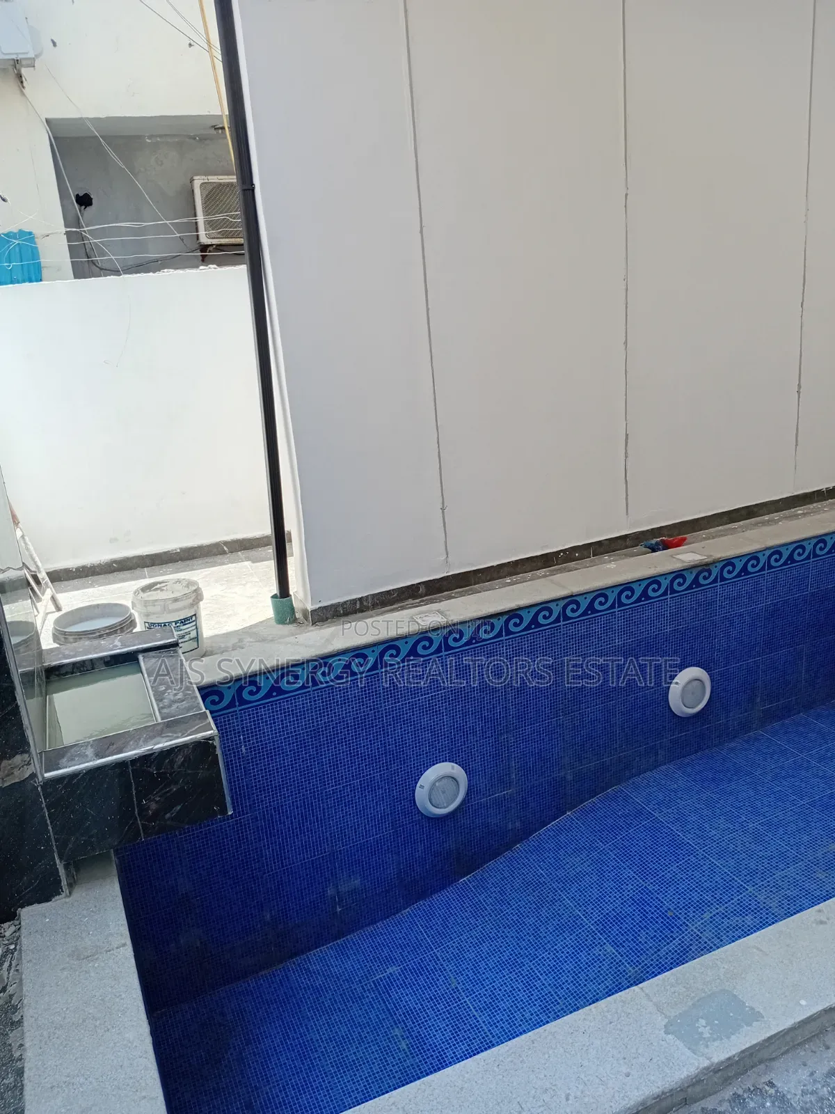 5bdrm Duplex in Chevron for sale