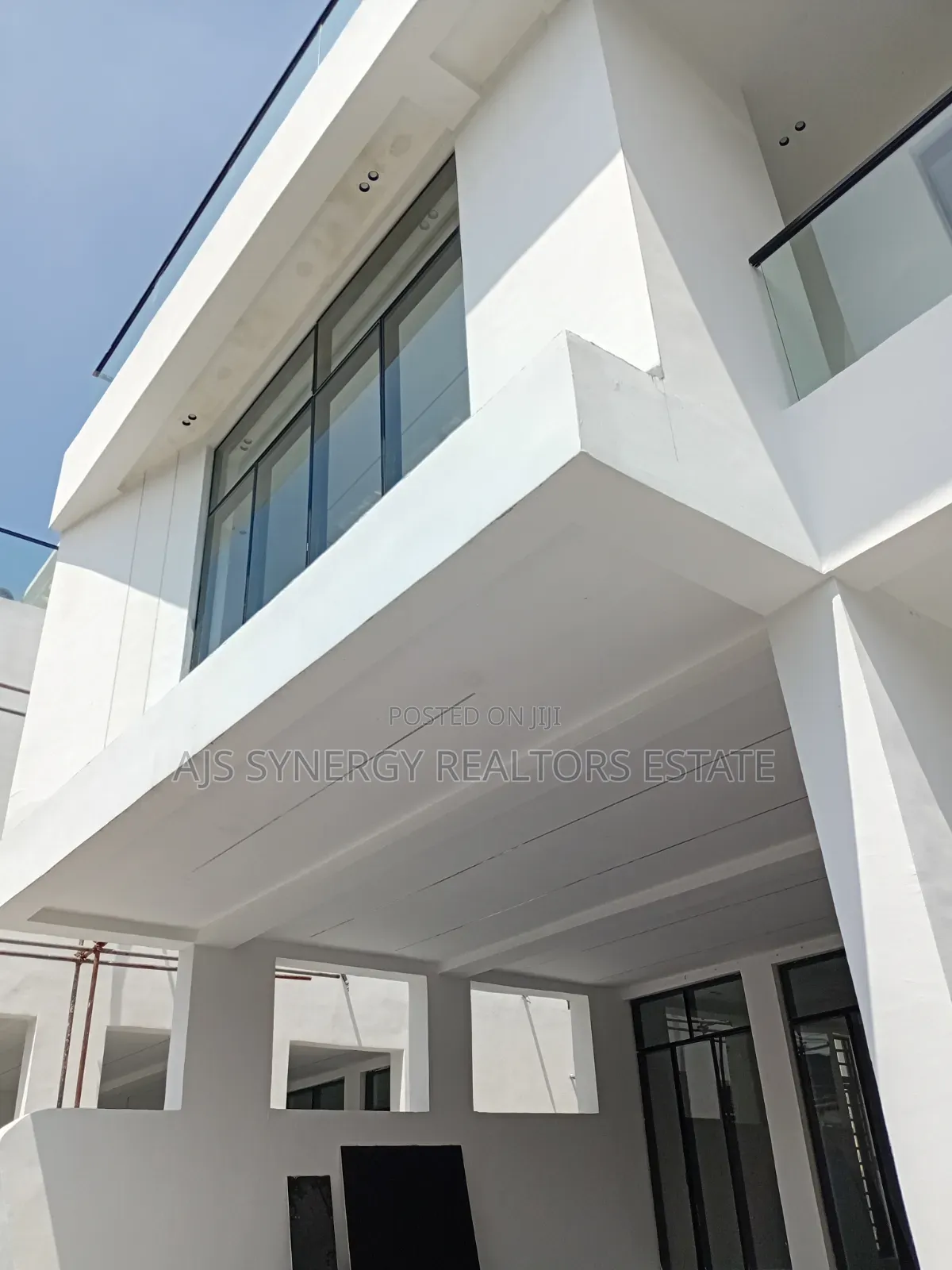 5bdrm Duplex in Chevron for sale
