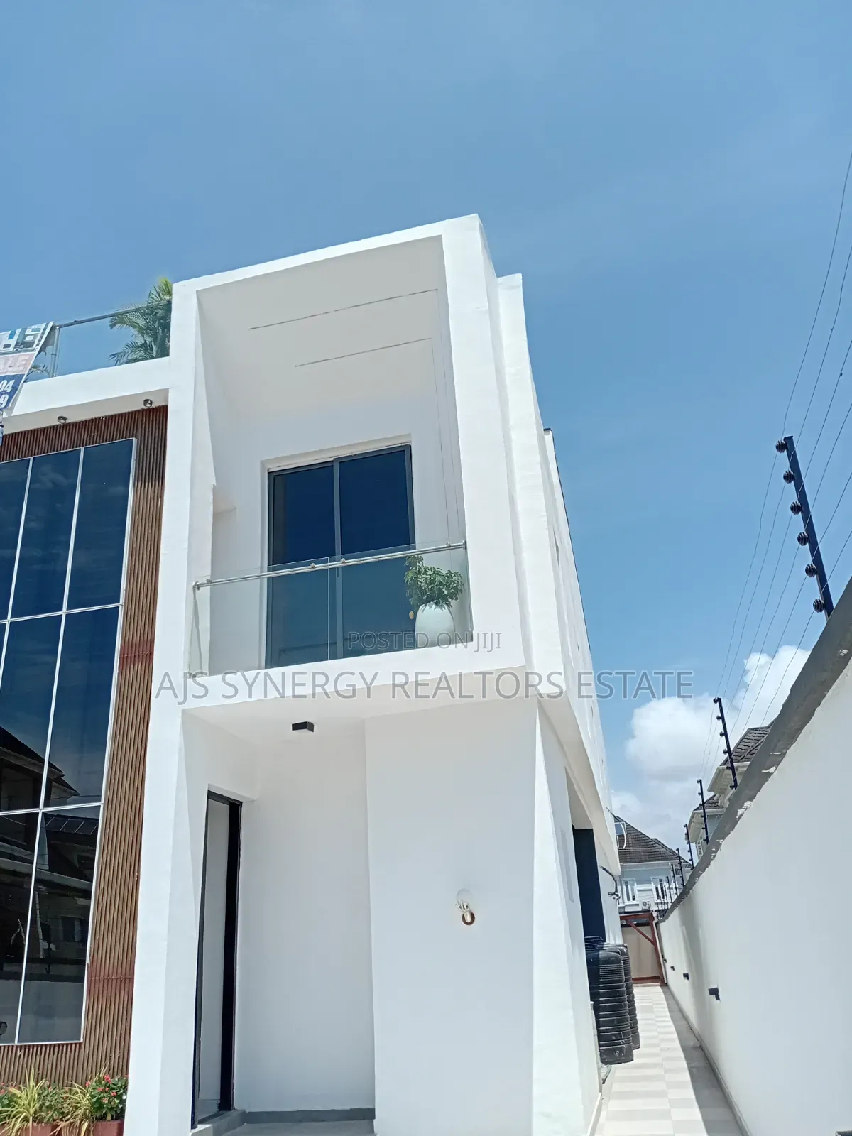 5bdrm Duplex in Chevron for sale