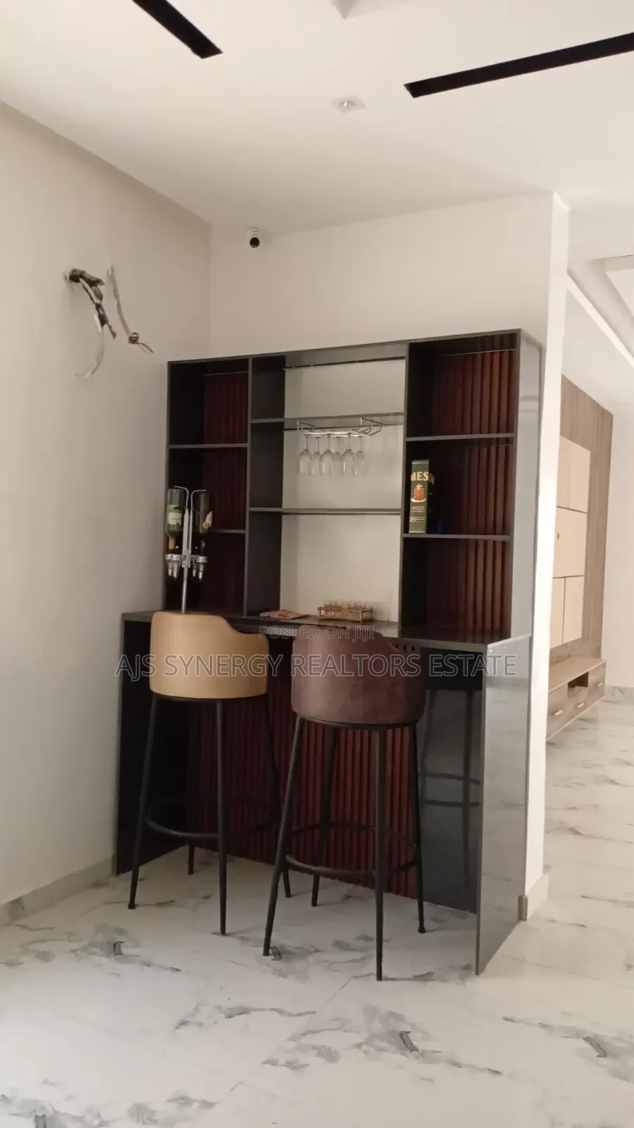 5bdrm Duplex in Chevron for sale