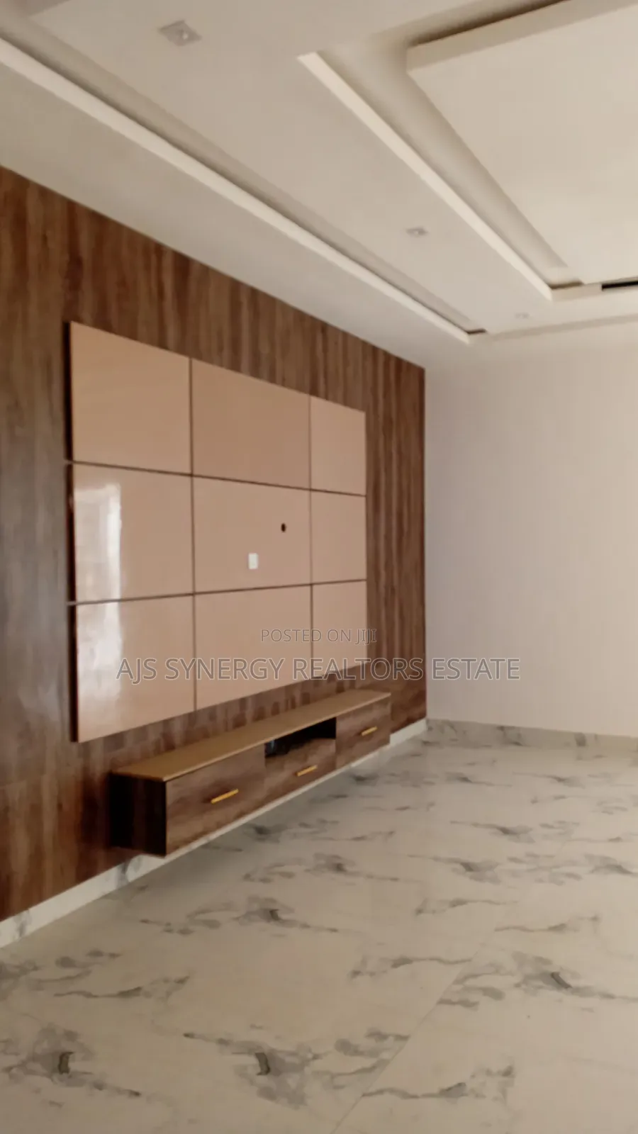 5bdrm Duplex in Chevron for sale