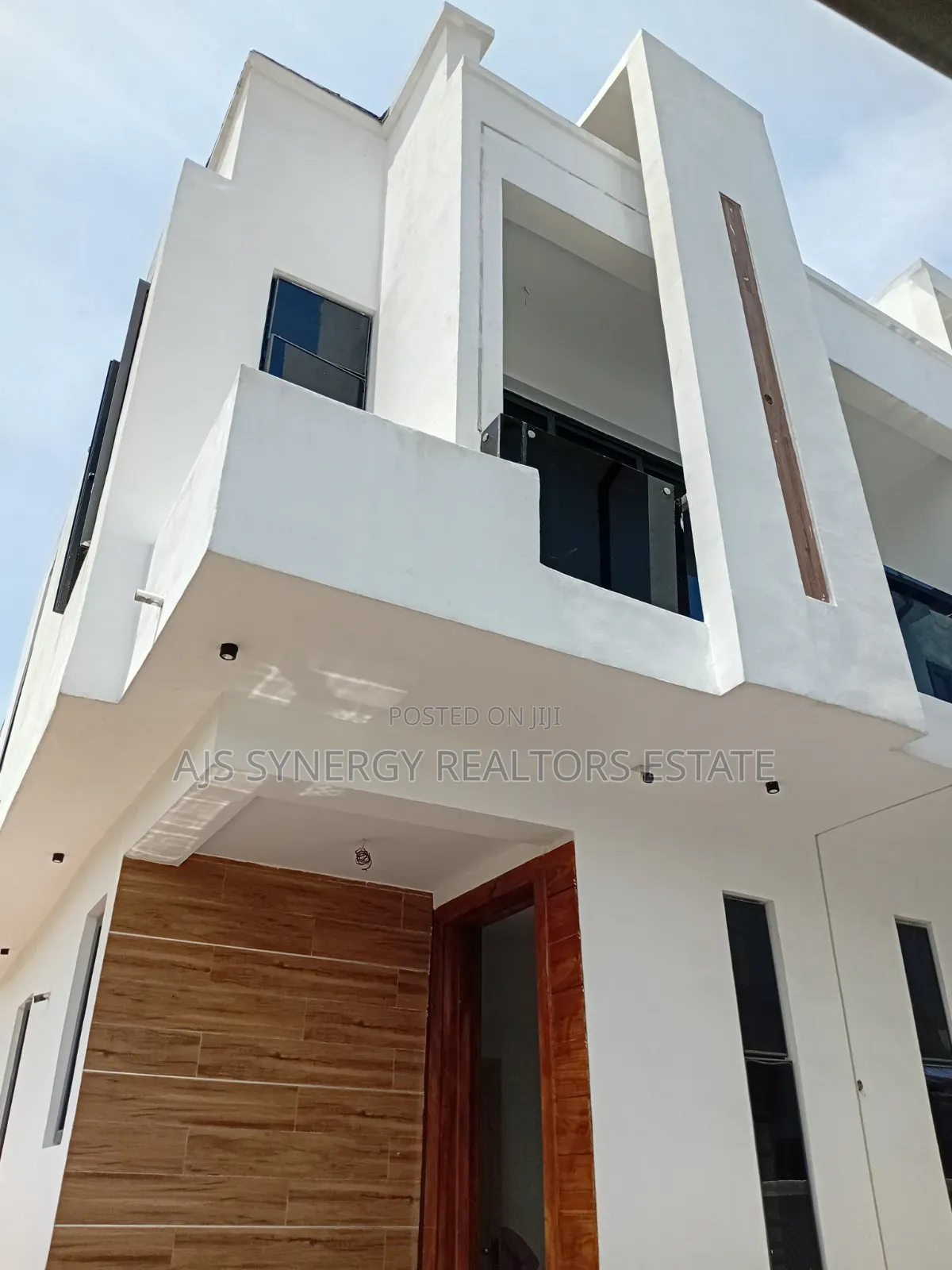 5bdrm Duplex in Chevron for sale