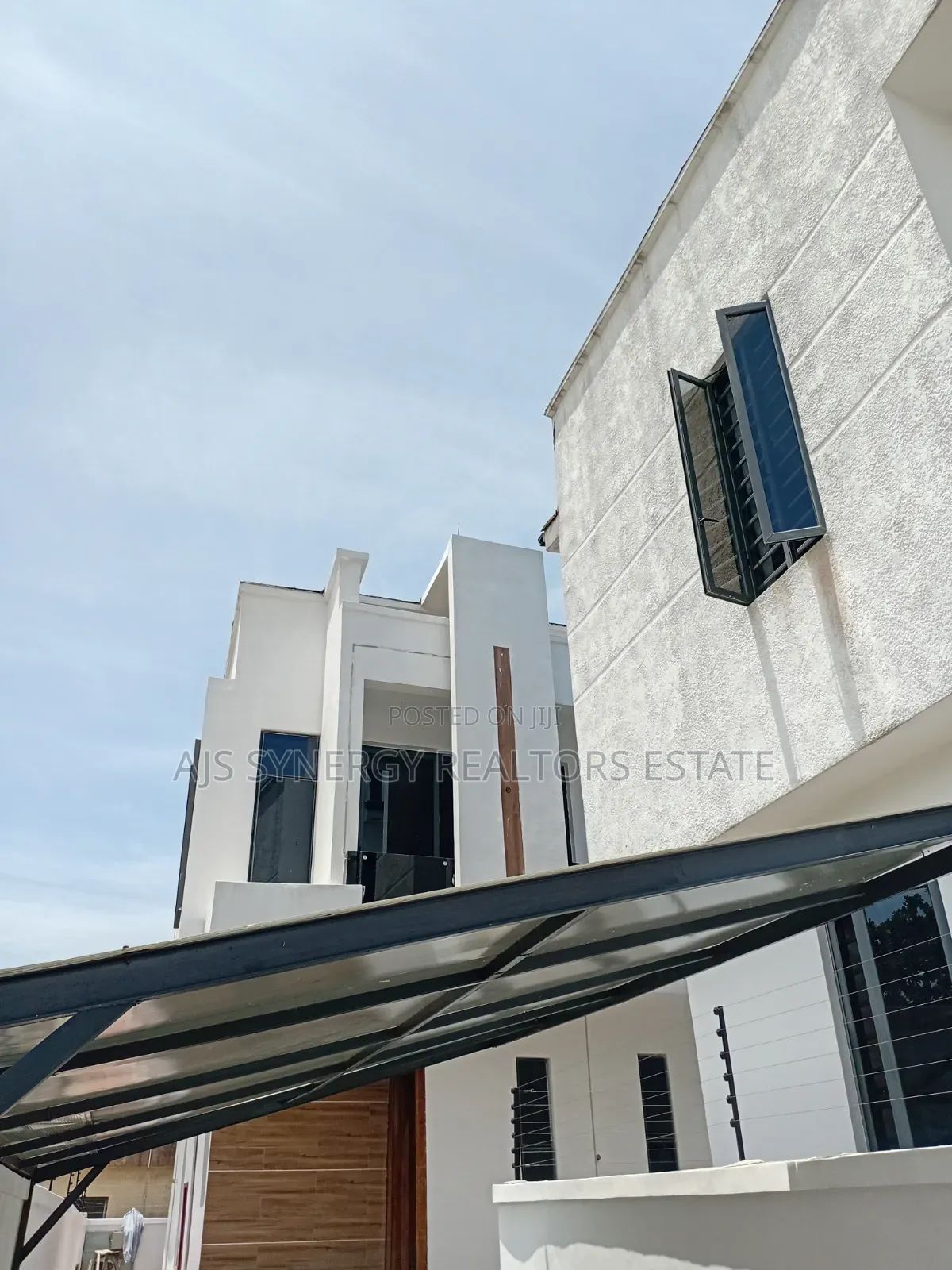 5bdrm Duplex in Chevron for sale