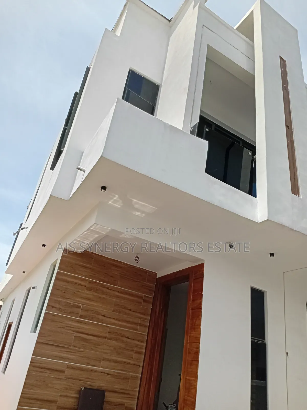 5bdrm Duplex in Chevron for sale