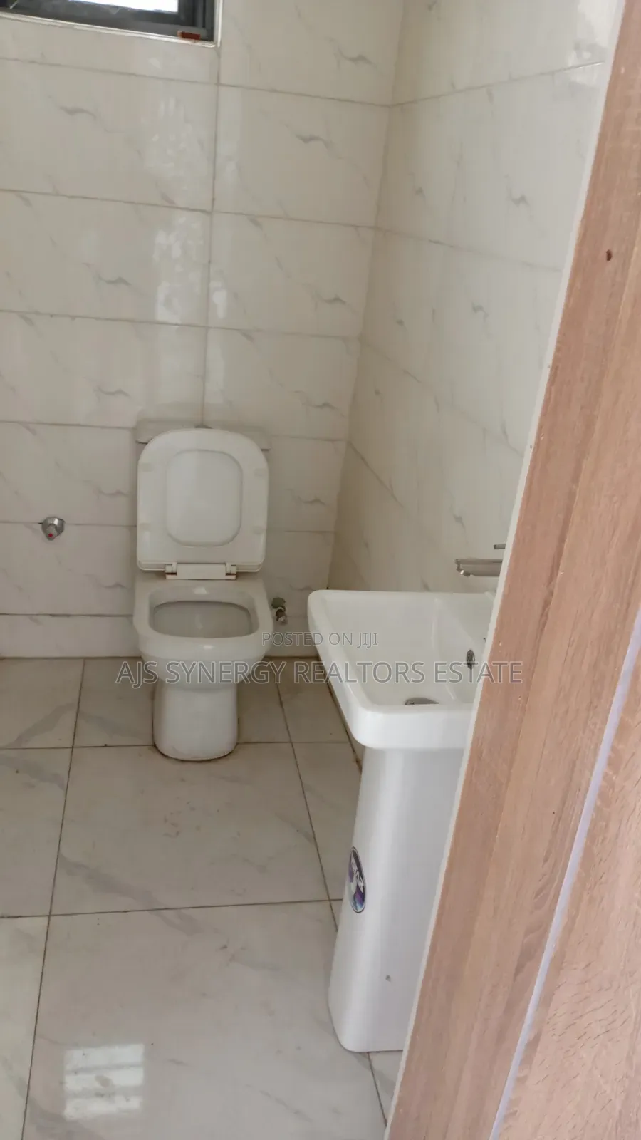5bdrm Duplex in Chevron for sale