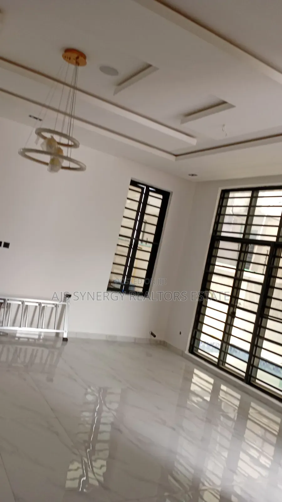 5bdrm Duplex in Chevron for sale