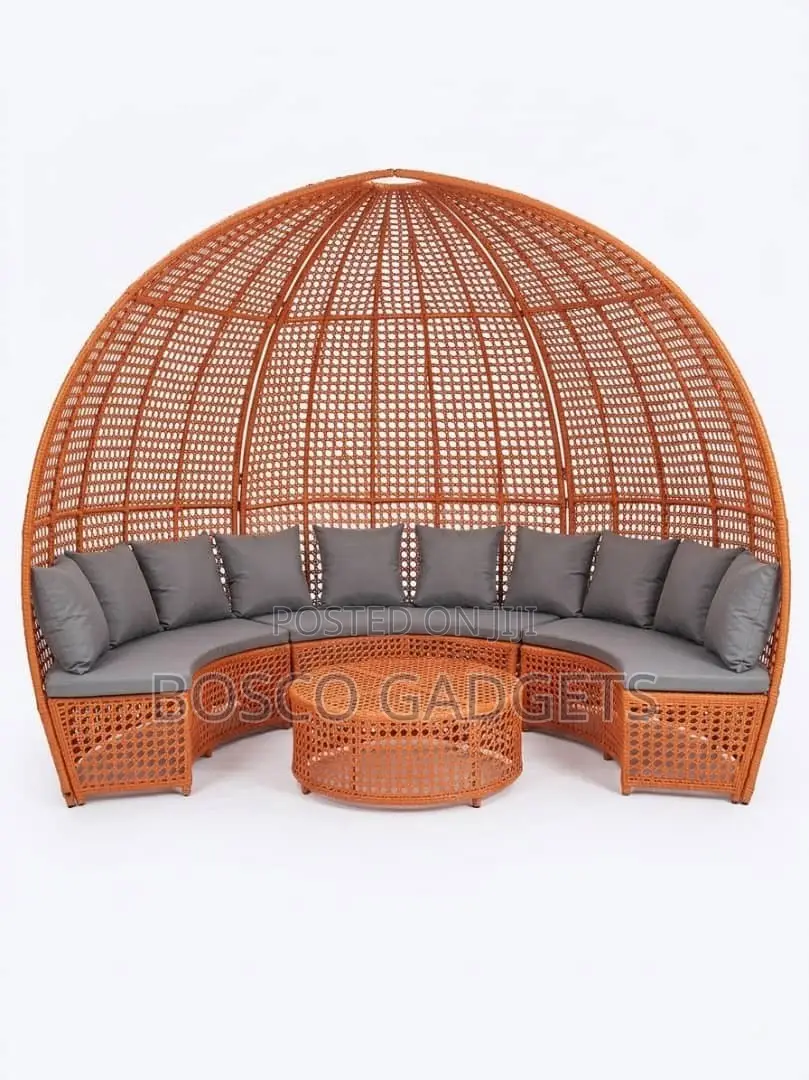 Luxury Round Rattan Outdoor Daybed Sofa With Canopy Centre Table