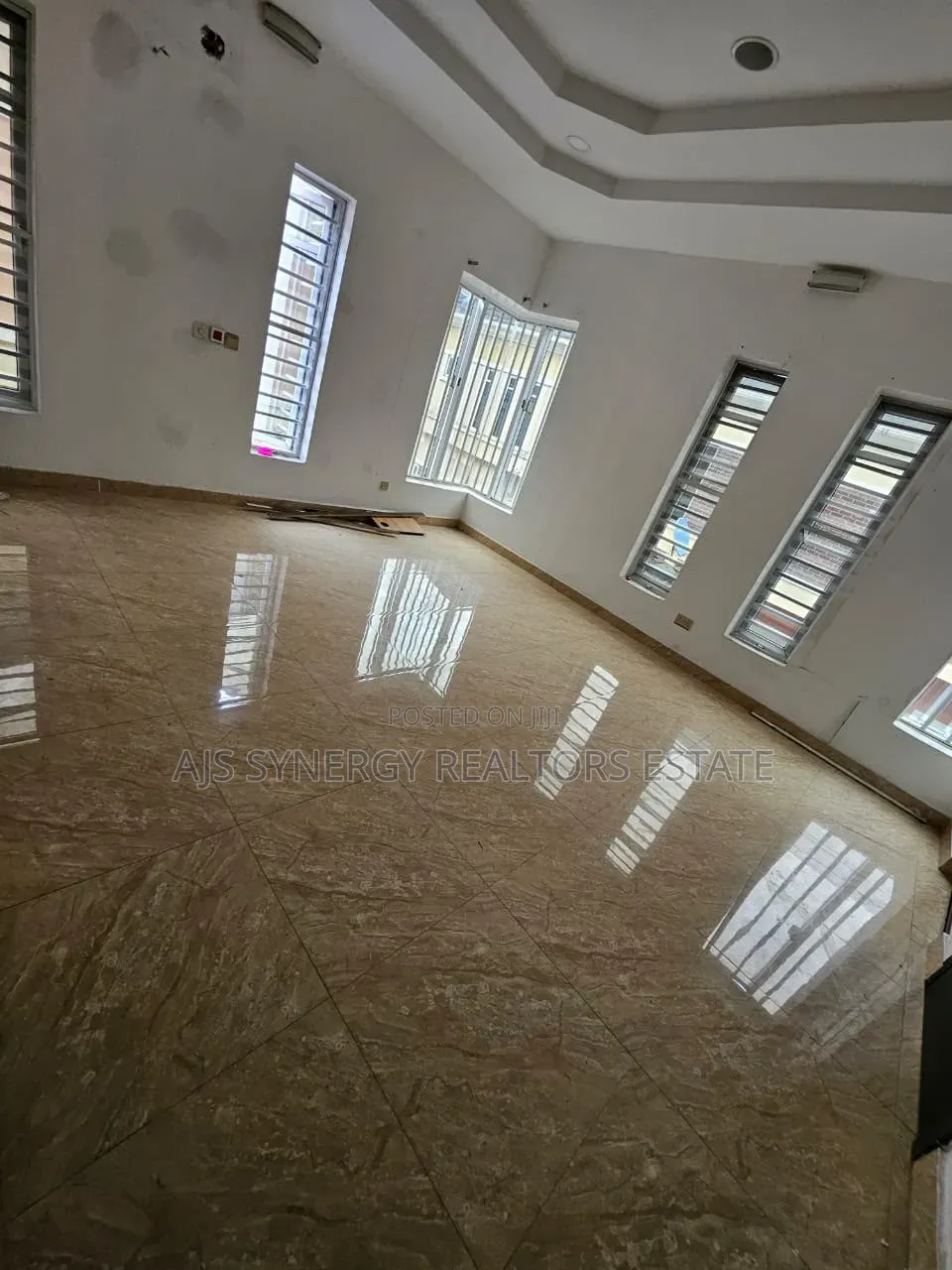 4bdrm Duplex in Chevron for sale