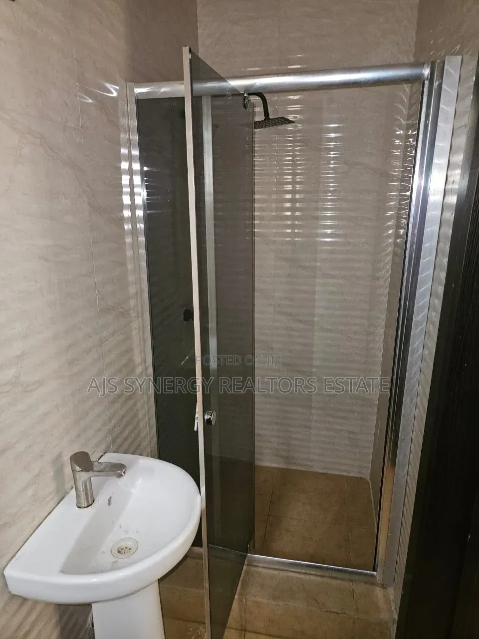 4bdrm Duplex in Chevron for sale