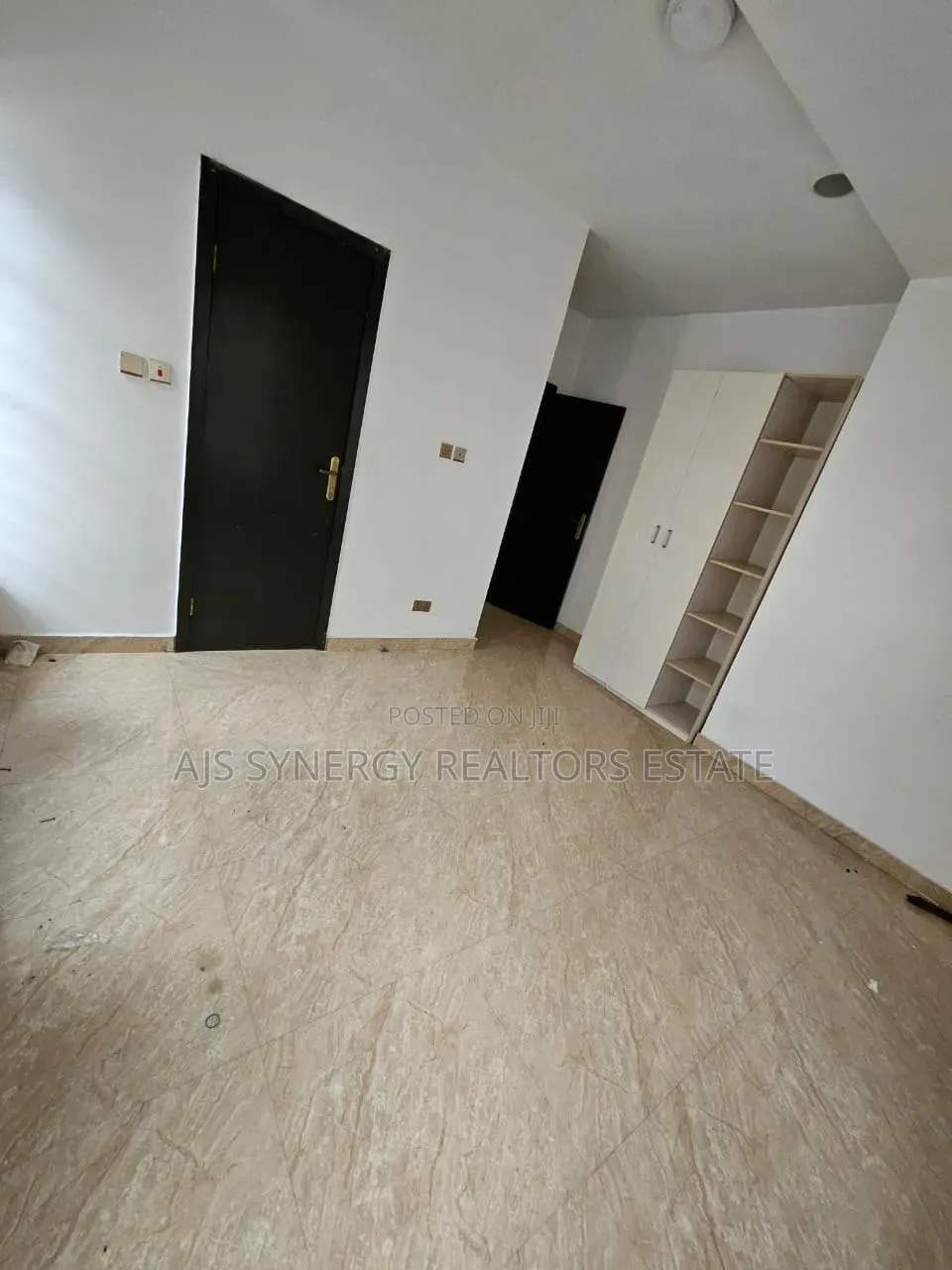 4bdrm Duplex in Chevron for sale