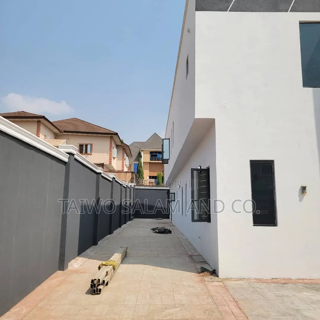 4bdrm Duplex in Akobo for sale