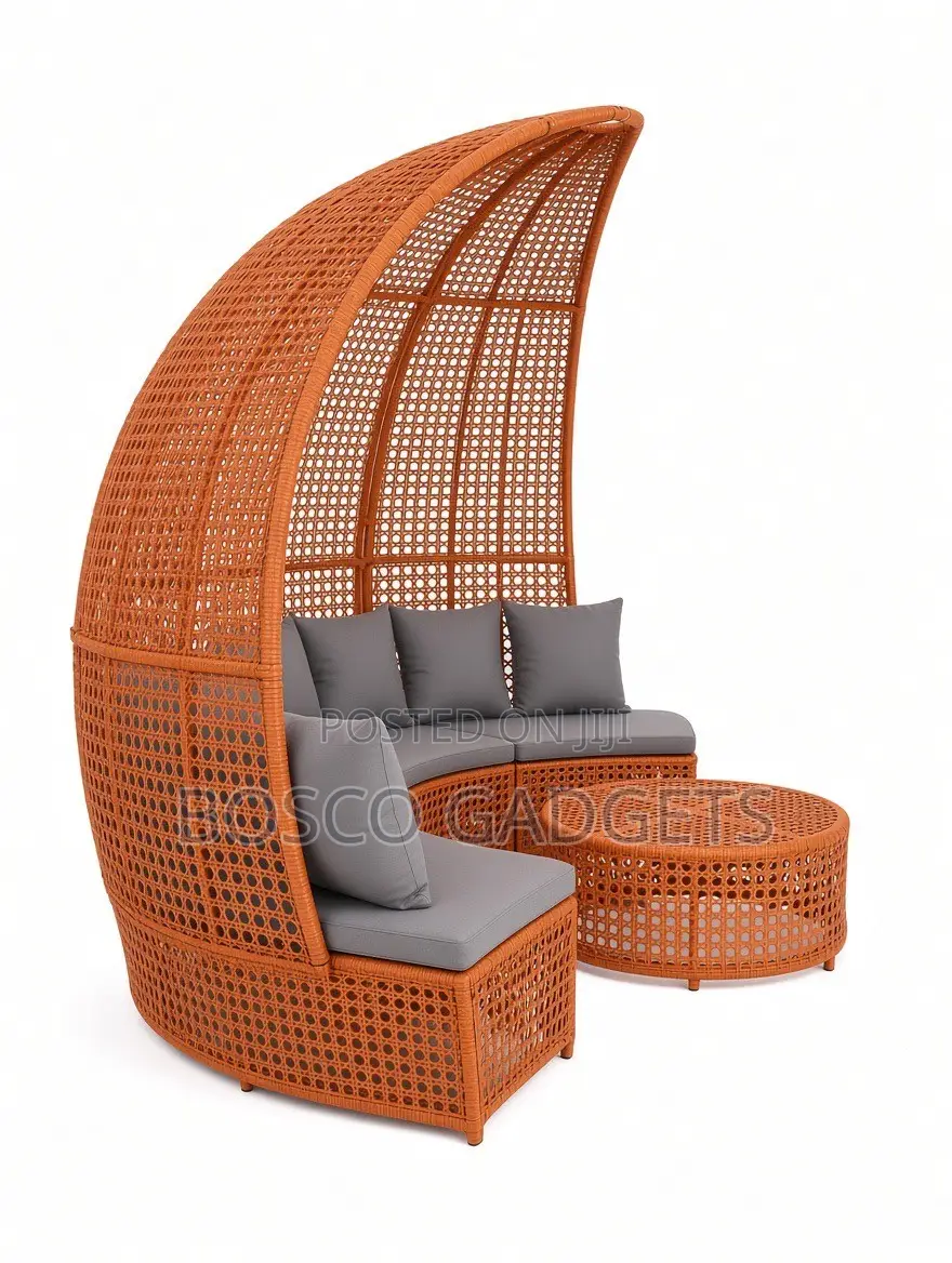 Luxury Round Rattan Outdoor Daybed Sofa With Canopy Centre Table