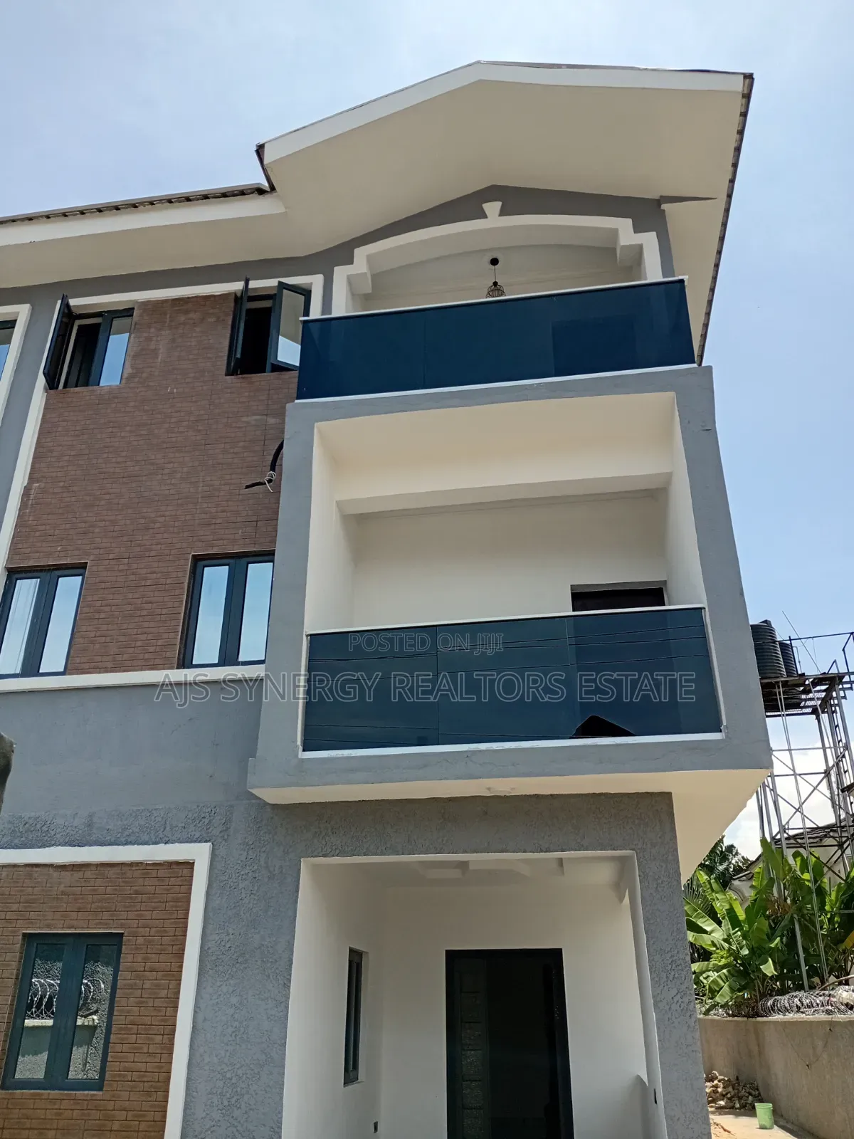 4bdrm Duplex in Chevron for rent