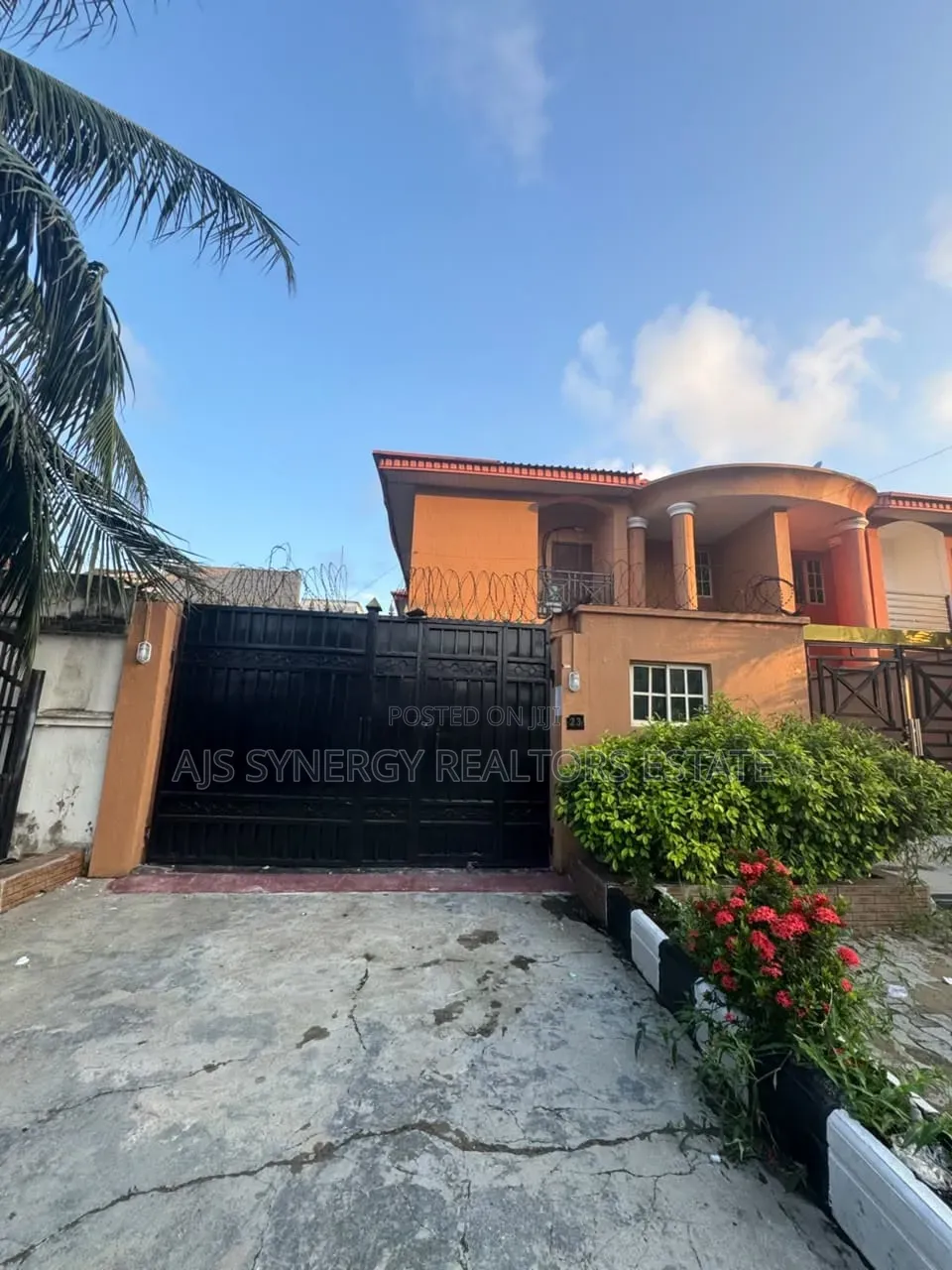 4bdrm Duplex in Chevron for rent