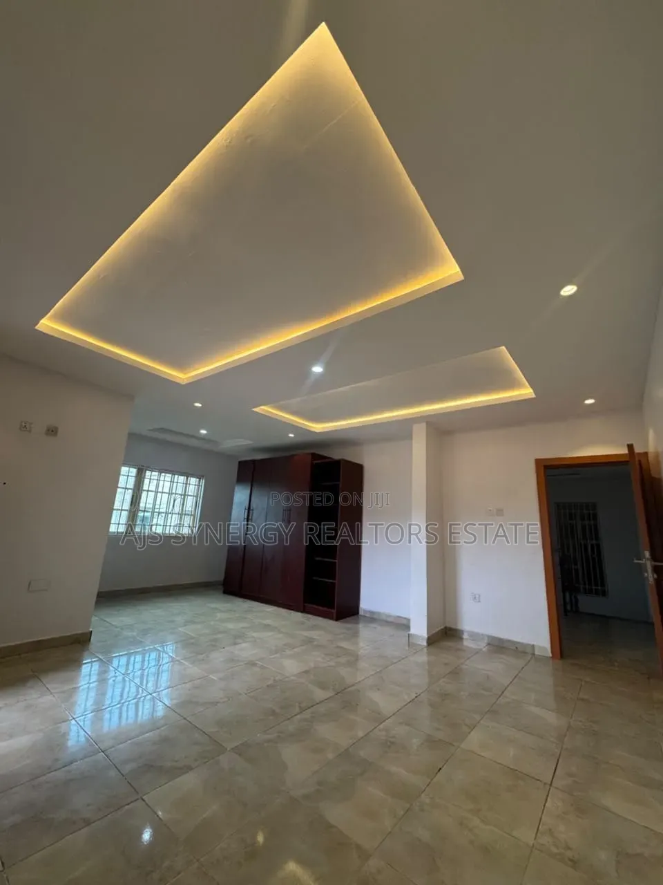 4bdrm Duplex in Chevron for rent
