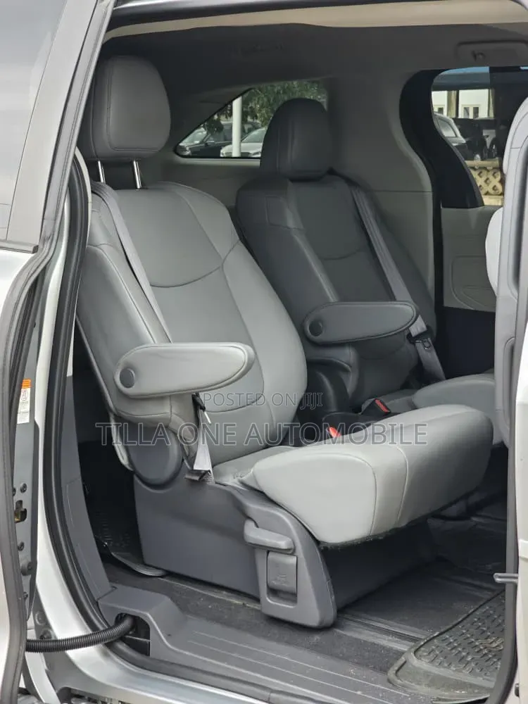 Toyota Sienna 2022 Silver