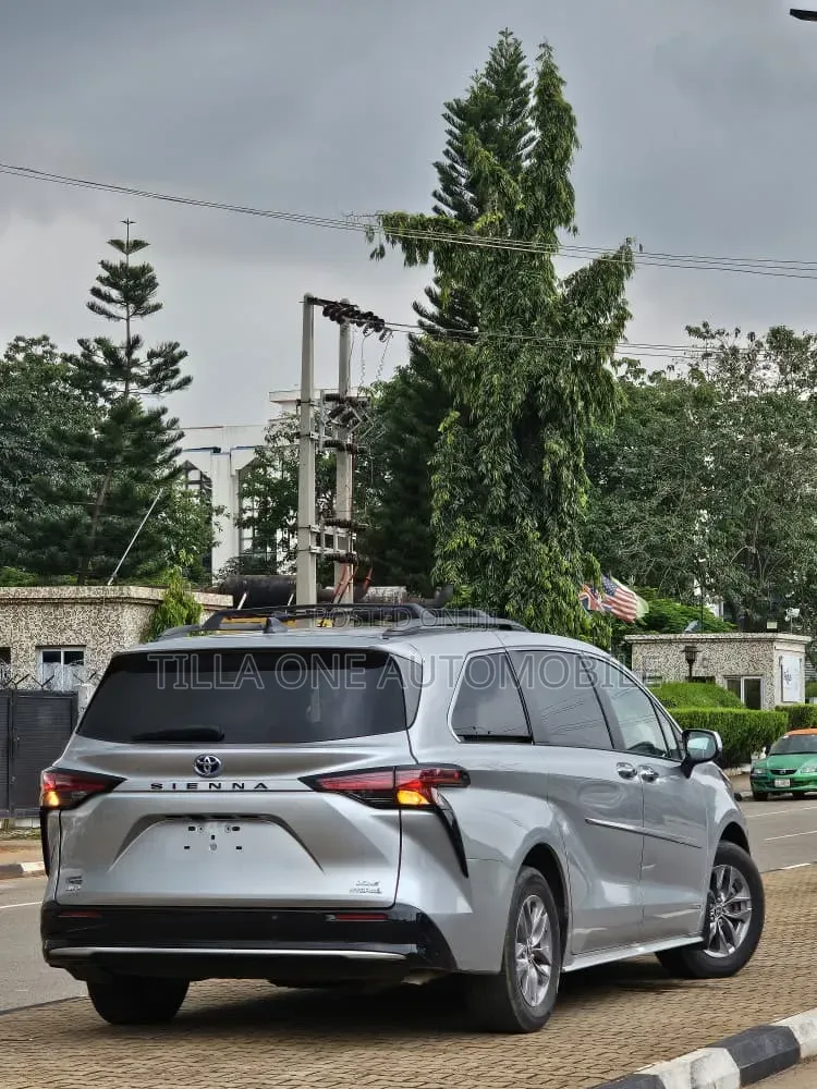 Toyota Sienna 2022 Silver
