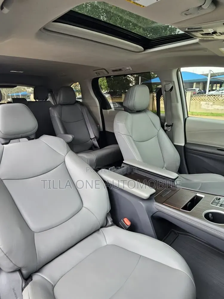 Toyota Sienna 2022 Silver