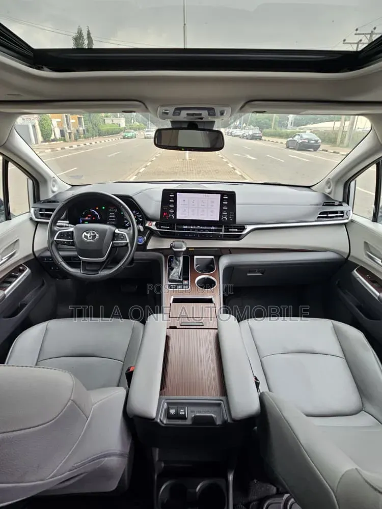 Toyota Sienna 2022 Silver