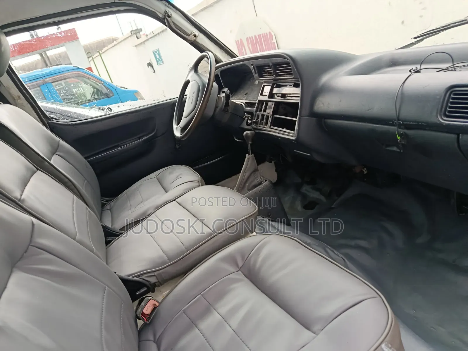 Toyota Grand HiAce 2001 White